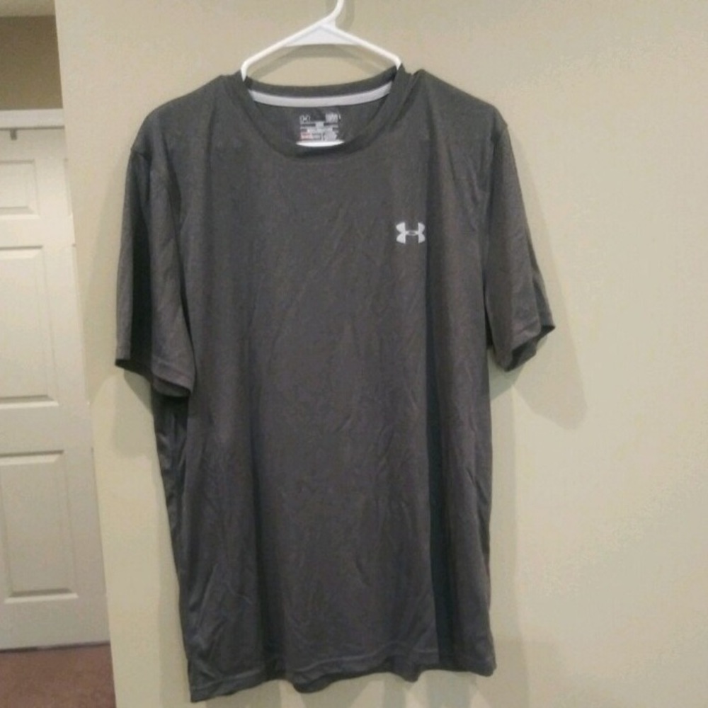 grey under armour tee in perfect condition.